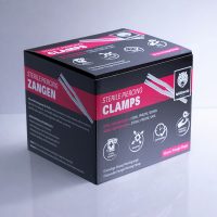 Schwarze Box mit rotem und weißem Design, Wildcat-Logo, 50 sterile Triangel Piercingzangen