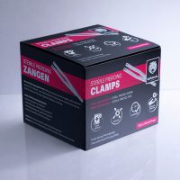 Schwarze Box mit roten und weißen Schriftzügen auf grauem Hintergrund