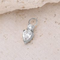 Silberner Mystic Crystal Anhänger aus Chirurgenstahl auf hellem Stein