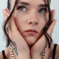 Frau mit silbernem Kristall-Piercing im Gesicht, Nahaufnahme