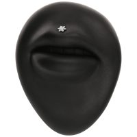 Schwarze matte Skulptur eines Gesichts mit silbernem Blumenaufsatz auf der Oberlippe
