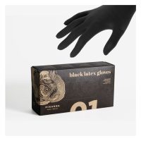 Schwarze Box mit Piranha-Motiv, schwarze Latex-Handschuhe im Hintergrund