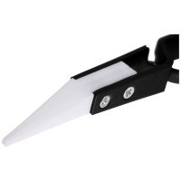Schwarze Pinzette mit weißen Keramikspitzen auf weißem Hintergrund