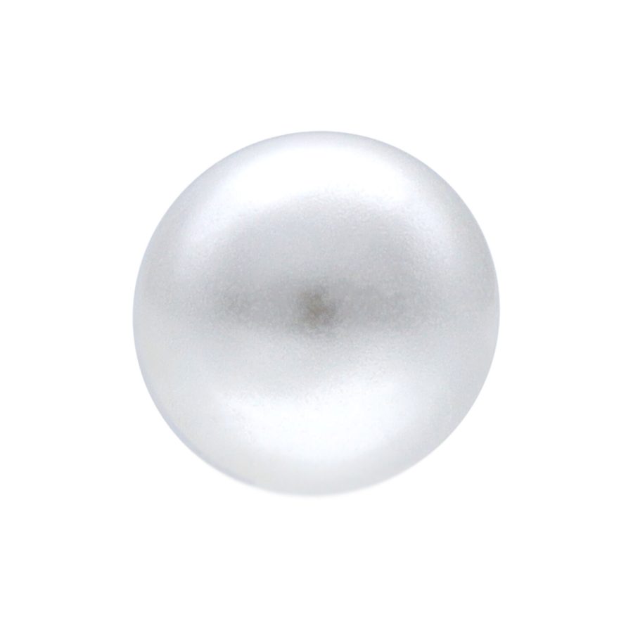 Weiße synthetische Perle mit glatter Oberfläche auf weißem Hintergrund