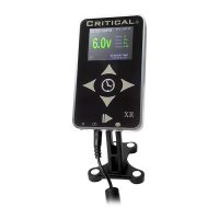 Schwarzes Critical XR Netzteil aus Aluminium auf weißem Hintergrund