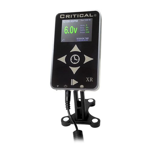 Schwarzes Critical XR Netzteil aus Aluminium auf weißem Hintergrund