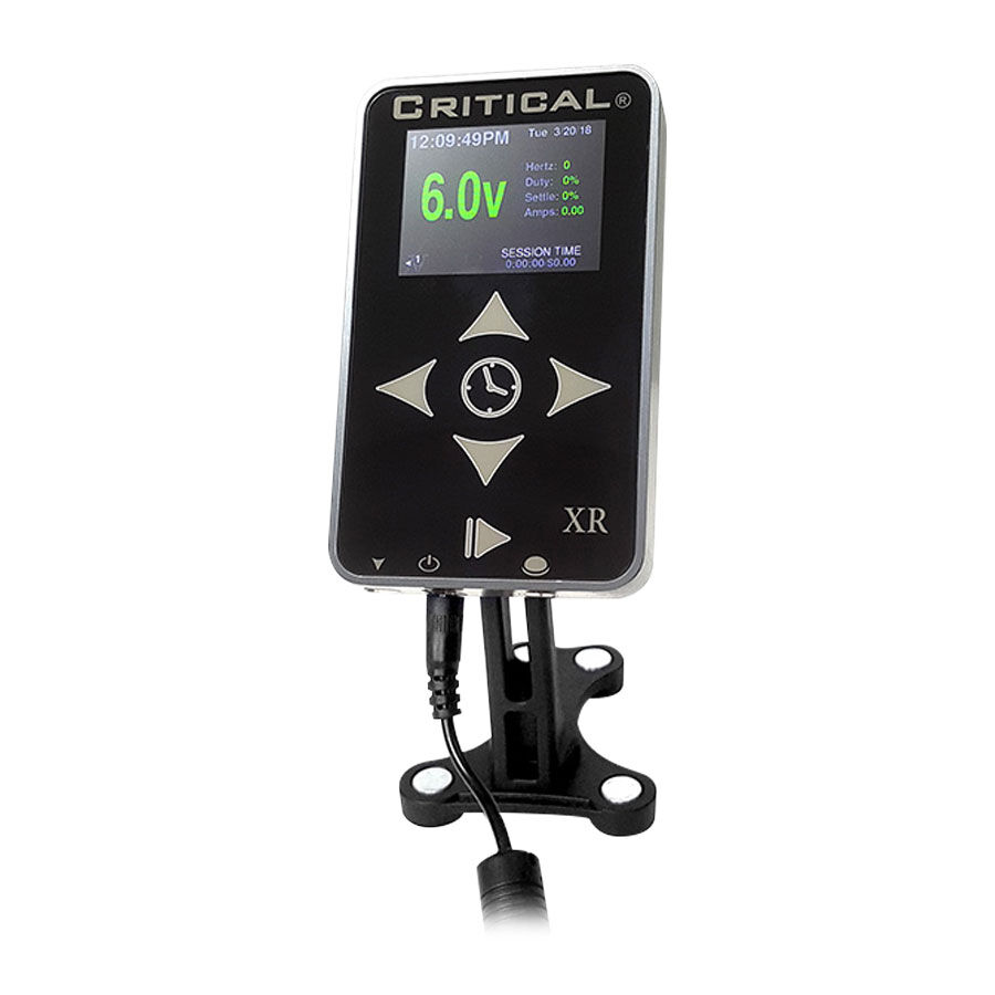Schwarzes Critical XR Netzteil aus Aluminium auf weißem Hintergrund