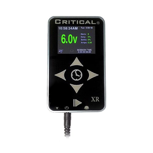 Schwarzes Critical XR Netzteil aus Aluminium auf weißem Hintergrund