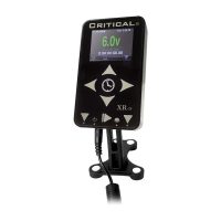 Schwarzes Critical Tattoo Power Supply XR-D mit Display auf weißem Hintergrund