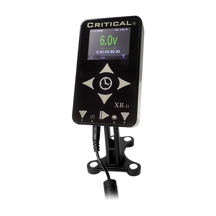 Schwarzes Critical Tattoo Power Supply XR-D mit Display auf weißem Hintergrund
