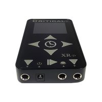 Schwarzes Tattoo Netzteil XR-D aus Aluminium auf weißem Hintergrund