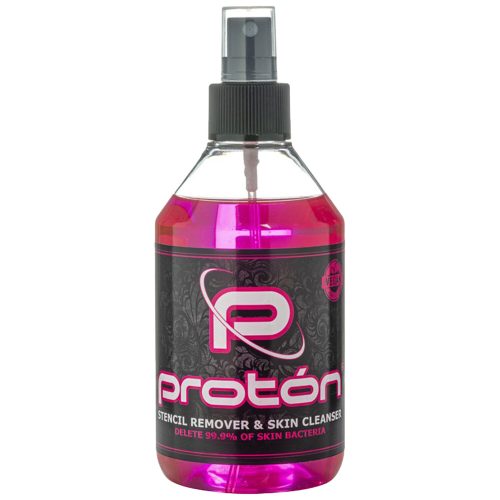 Pinkfarbene Proton Stencil Remover Flasche mit schwarzem Etikett auf weißem Hintergrund