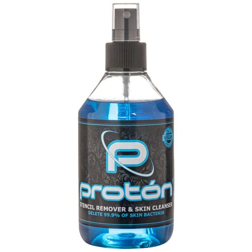 Proton Stencil Remover Blue Flasche mit Sprühkopf auf weißem Hintergrund