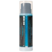 Blaues Stencil Primer in transparenter Flasche mit schwarzem Etikett auf weißem Hintergrund