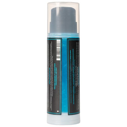 Blaues Stencil Primer in transparenter Flasche mit schwarzem Etikett auf weißem Hintergrund