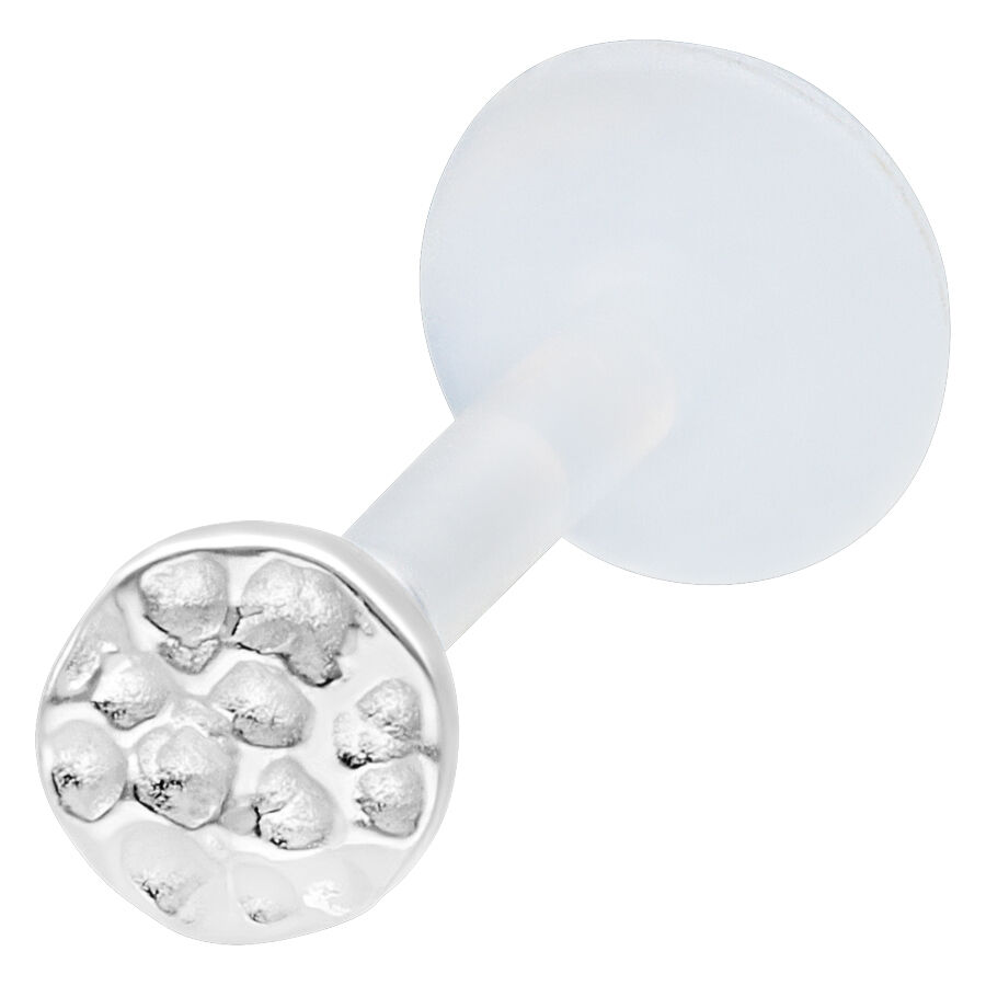 Silberner Labret-Piercing mit gehämmertem Aufsatz auf weißem Hintergrund
