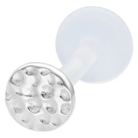 Silbernes Labret mit gehämmerter Oberfläche auf weißem Hintergrund