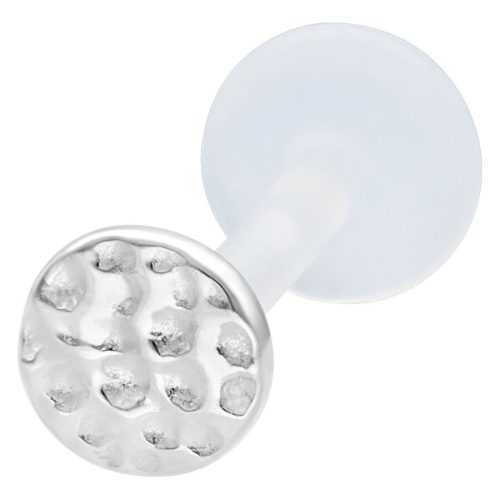 Silbernes Labret mit gehämmerter Oberfläche auf weißem Hintergrund