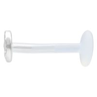 Silbernes Labret mit gehämmertem, rundem Aufsatz auf weißem Hintergrund