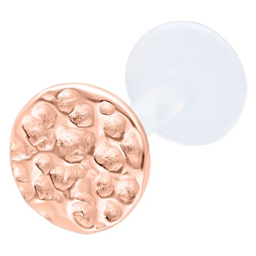 Roségoldenes Push Fit Labret mit großer gehämmerter Scheibe auf weißem Hintergrund