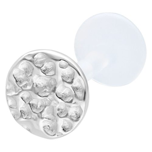Silbernes Labret mit gehämmertem Design auf weißem Hintergrund
