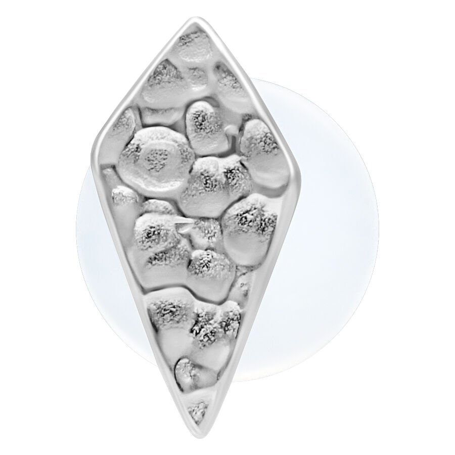 Silbernes Rhombus Labret mit gehämmertem Design auf weißem Hintergrund