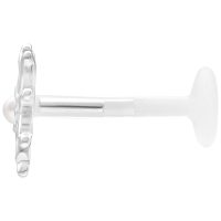 Silbernes Labret Piercing mit Blumenaufsatz auf weißem Hintergrund