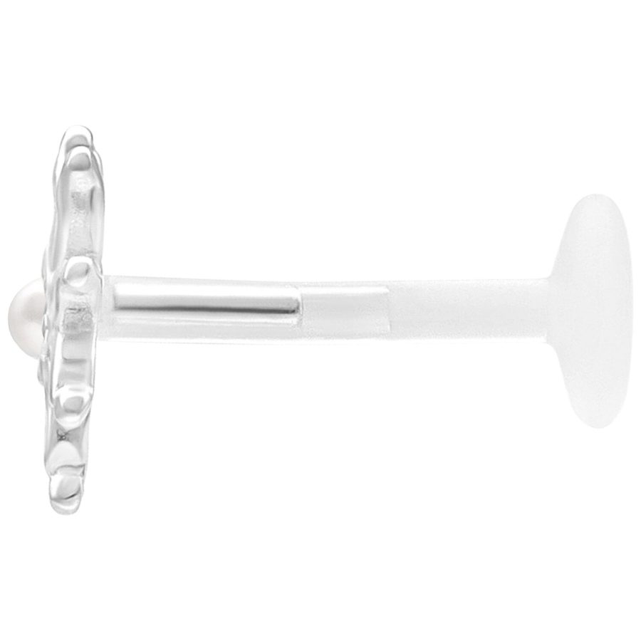 Silbernes Labret Piercing mit Blumenaufsatz auf weißem Hintergrund