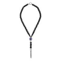 Schwarze Kette mit silbernem Anhänger und Lavendel Kristall auf weißem Hintergrund