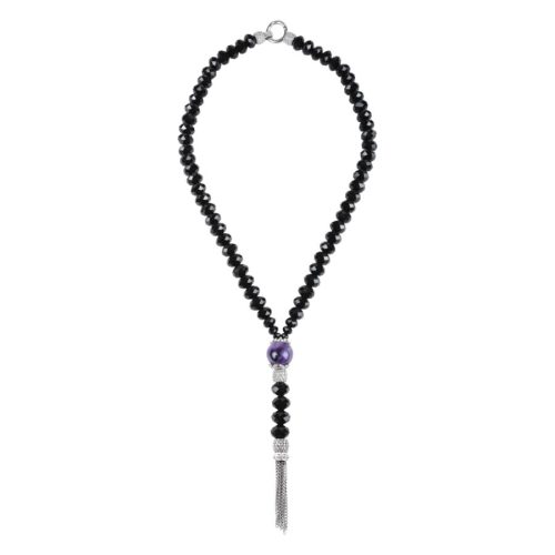 Schwarze Kette mit silbernem Anhänger und Lavendel Kristall auf weißem Hintergrund