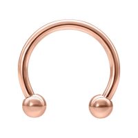 Roségoldener Circular Barbell aus Chirurgenstahl auf weißem Hintergrund