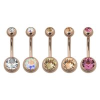 Fünf roségoldene Bauchnabelpiercings mit klaren und farbigen Kristallen auf weißem Hintergrund