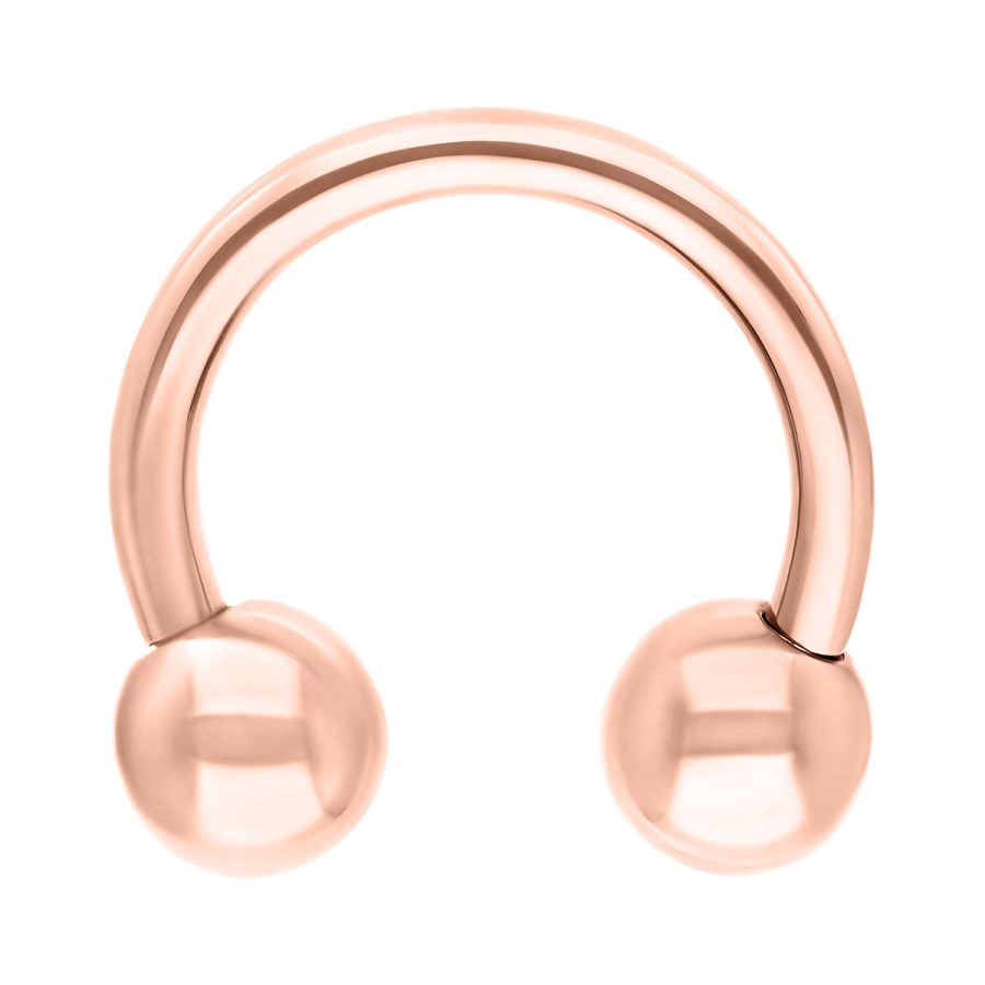 Roségoldener Circular Barbell aus Titan auf weißem Hintergrund