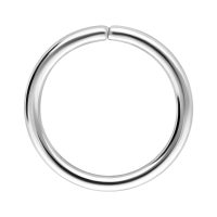 Silberner nahtloser Ring aus Chirurgenstahl auf weißem Hintergrund