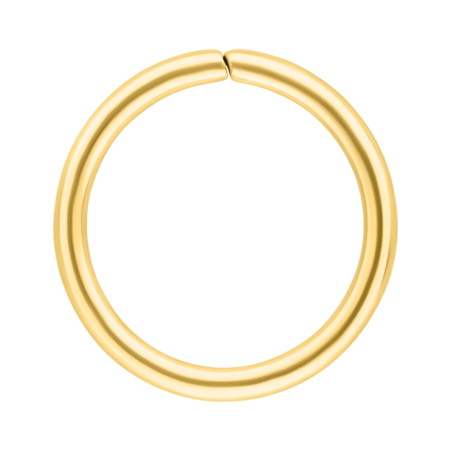 Goldener nahtloser Ring aus Chirurgenstahl auf weißem Hintergrund