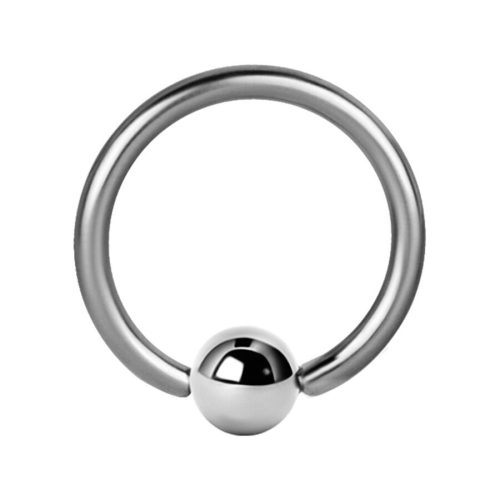 Silberner Piercing-Ring aus Chirurgenstahl mit Kugelverschluss, auf weißem Hintergrund
