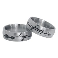 Zwei silberne Ringe aus Chirurgenstahl mit Gravuren 'always' und 'forever' auf weißem Hintergrund