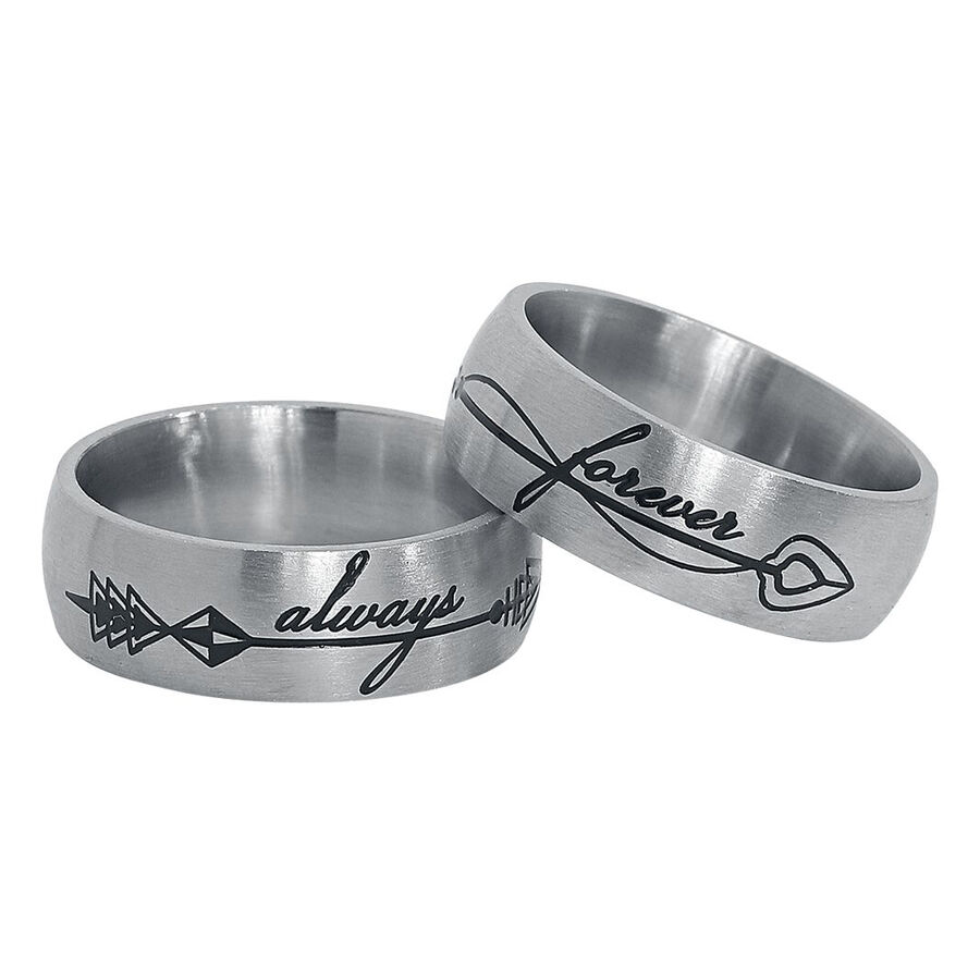 Zwei silberne Ringe aus Chirurgenstahl mit Gravuren 'always' und 'forever' auf weißem Hintergrund