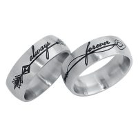 Zwei silberne Ringe mit schwarzer Gravur 'always' und 'forever' auf weißem Hintergrund