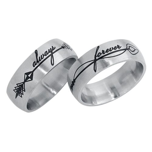 Zwei silberne Ringe mit schwarzer Gravur 'always' und 'forever' auf weißem Hintergrund