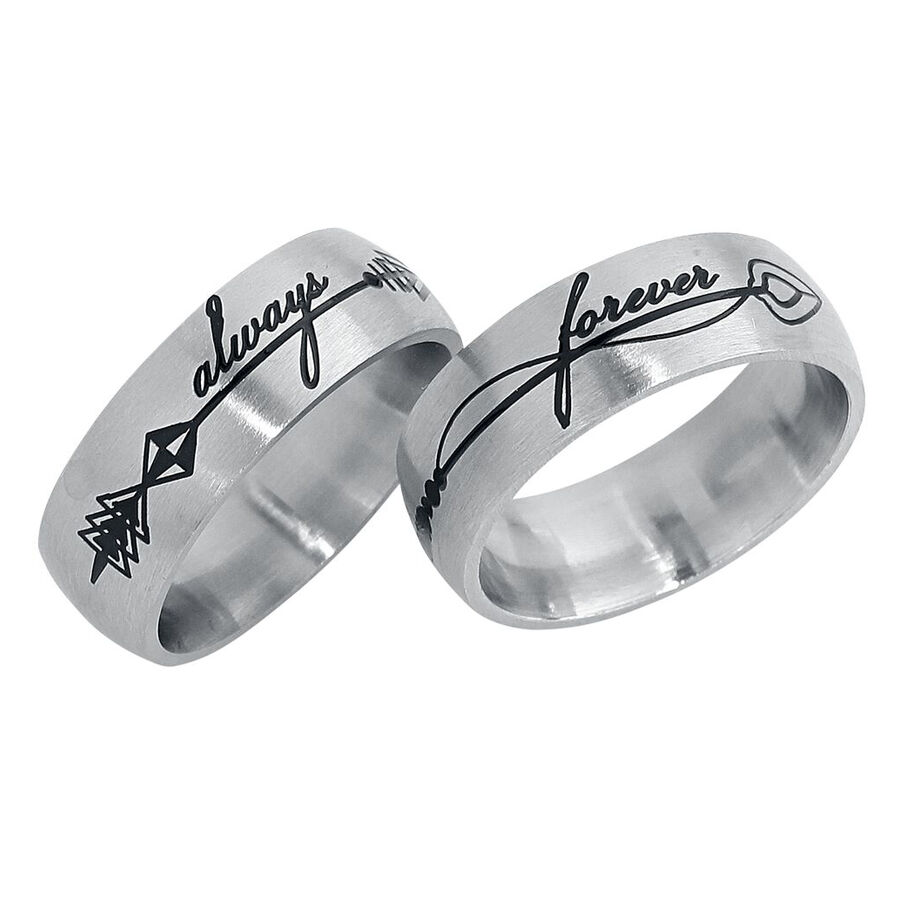 Zwei silberne Ringe mit schwarzer Gravur 'always' und 'forever' auf weißem Hintergrund
