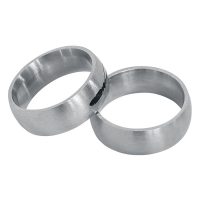 Zwei silberne Ringe aus Chirurgenstahl auf weißem Hintergrund