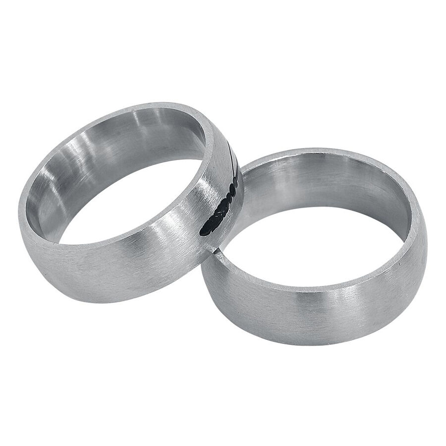 Zwei silberne Ringe aus Chirurgenstahl auf weißem Hintergrund