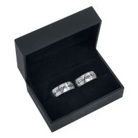 Silberne Ringe aus Chirurgenstahl in schwarzer Box auf schwarzem Hintergrund