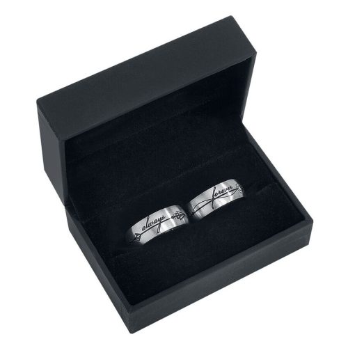 Silberne Ringe aus Chirurgenstahl in schwarzer Box auf schwarzem Hintergrund