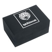 Schwarze rechteckige Schmuckbox mit weißem Wildcat-Logo auf dem Deckel