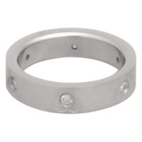 Silberner Fingerring aus Chirurgenstahl mit klaren Kristallen auf weißem Hintergrund