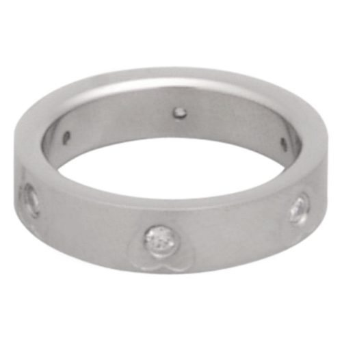 Silberner Fingerring aus Chirurgenstahl mit klaren Kristallen auf weißem Hintergrund