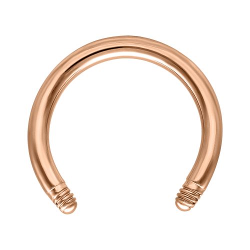 Roségoldener Circular Barbell aus Titan auf weißem Hintergrund