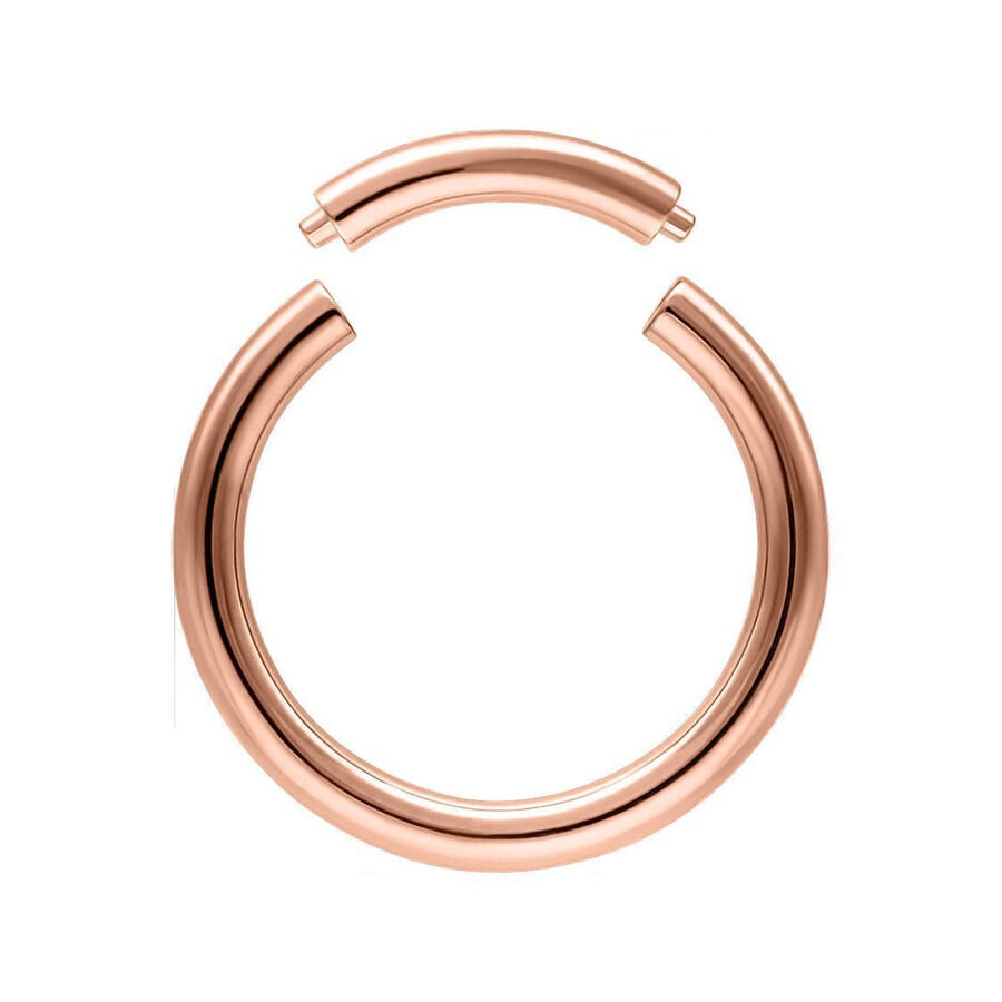 Roségoldener Segmentring aus Titan mit 1,6 mm Stärke und 10 mm Innendurchmesser auf weißem Hintergrund